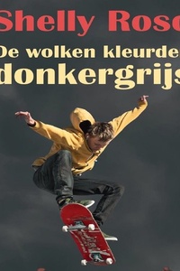 De wolken kleurden donkergrijs