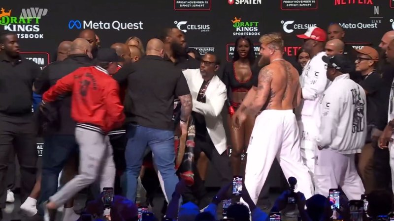 Mike Tyson geeft tik aan Jake Paul tijdens face-off: Spanningen stijgen voor gevecht op 16 november