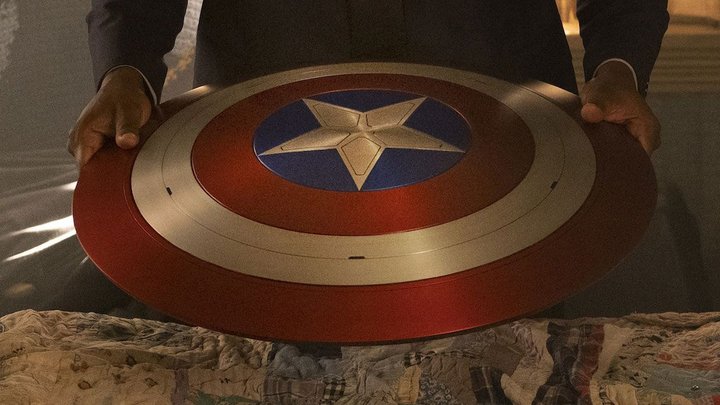 Dit is waarom The Falcon het schild kreeg van Captain America en niet Bucky - ADV