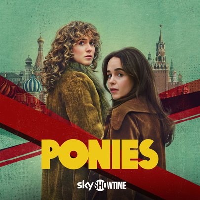 PONIES op SkyShowtime: nieuwe spionagethriller met Emilia Clarke