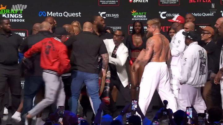 Mike Tyson geeft tik aan Jake Paul tijdens face-off: Spanningen stijgen voor gevecht op 16 november