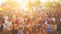 Lowlands krijgt eigen bioscoopfilm met Campingflight to Paradise