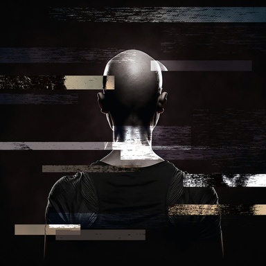 Een man met een wit masker