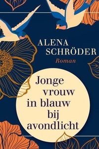 Jonge vrouw in blauw bij avondlicht
