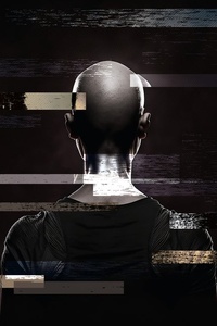 Een man met een wit masker