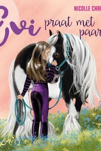 Evi praat met paarden